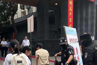 这下不妙啊？！阿伦防守落地90度崴脚 一瘸一拐被搀扶出场